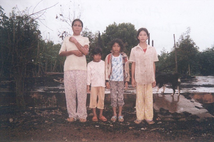 La nuit du 16 octobre 2007, alors qu’elle y dormait avec ses trois enfants, la maison d’H’Aner a été brûlé par des policiers vietnamiens. Ils avaient appris quelques jours plus tôt que son mari supportait une organisation américaine défendant les droits du peuple montagnard au Vietnam, la Montagnard Foundation Inc. (MFI). À ce jour, le sort de la famille d’H’Aner est inconnu de la MFI. Photo: MFI