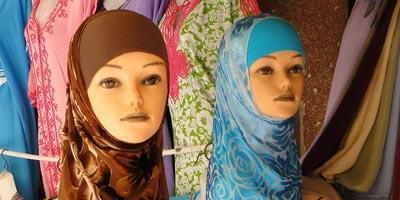 store window female mannequins